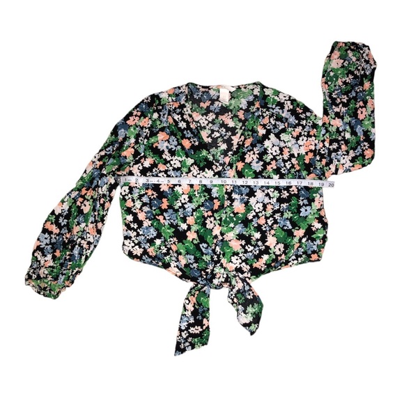 H&M Top Women’s Size M Floral Hem Tie Crop Top Quarter Sleeve Button Front - Picture 3 of 5